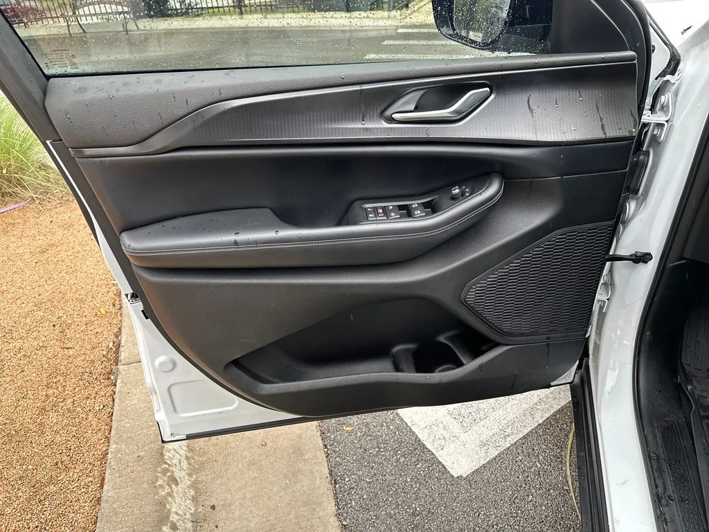 Used 2023 White Jeep Altitude image 15