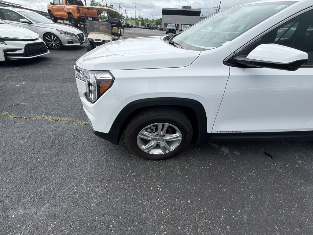 Used 2023 White GMC SLE image 10
