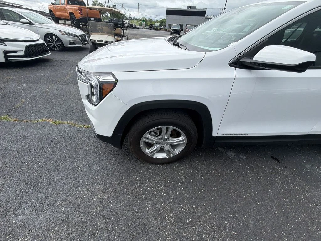 Used 2023 White GMC SLE image 10