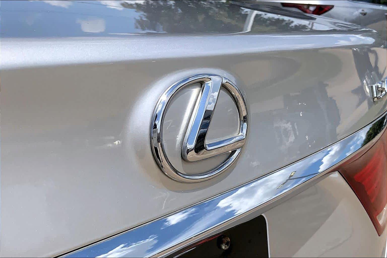 Used 2015 Liquid Platinum Lexus  image 30