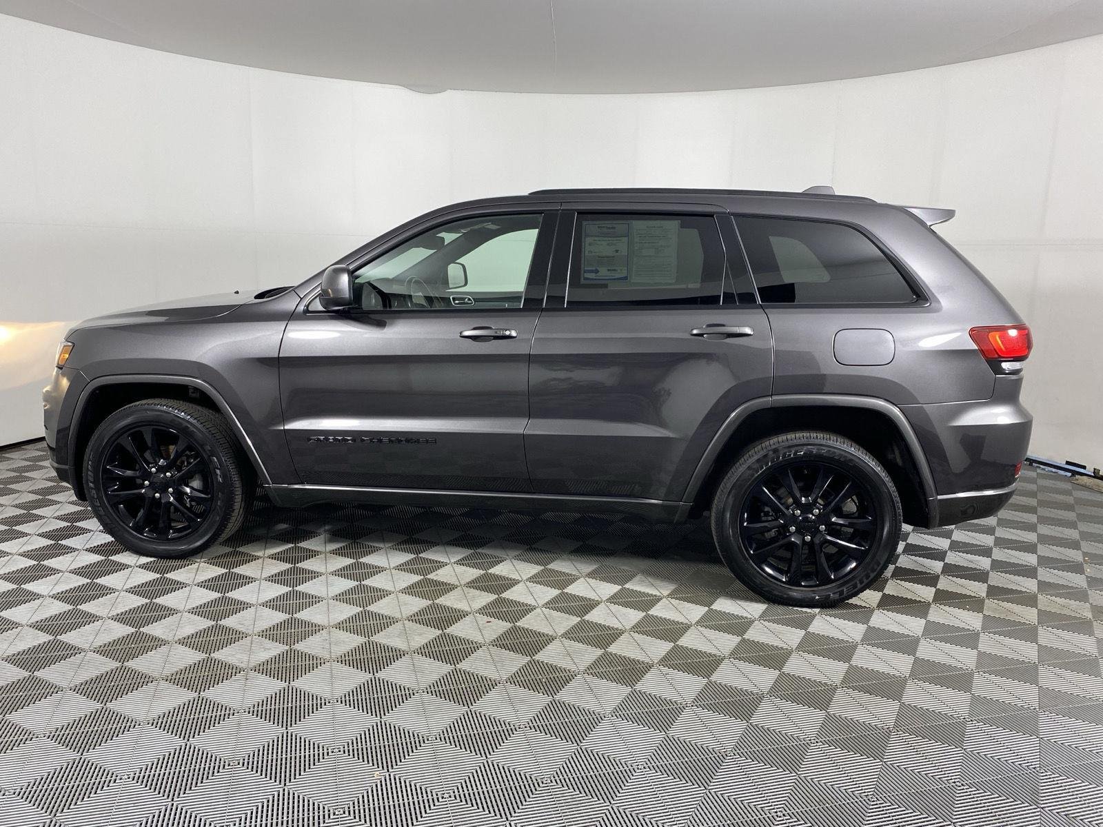 Used 2020 Granite Crystal Metallic Clearcoat Jeep Altitude image 4