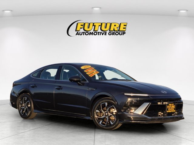 Used 2025 Gray Hyundai SEL image 1