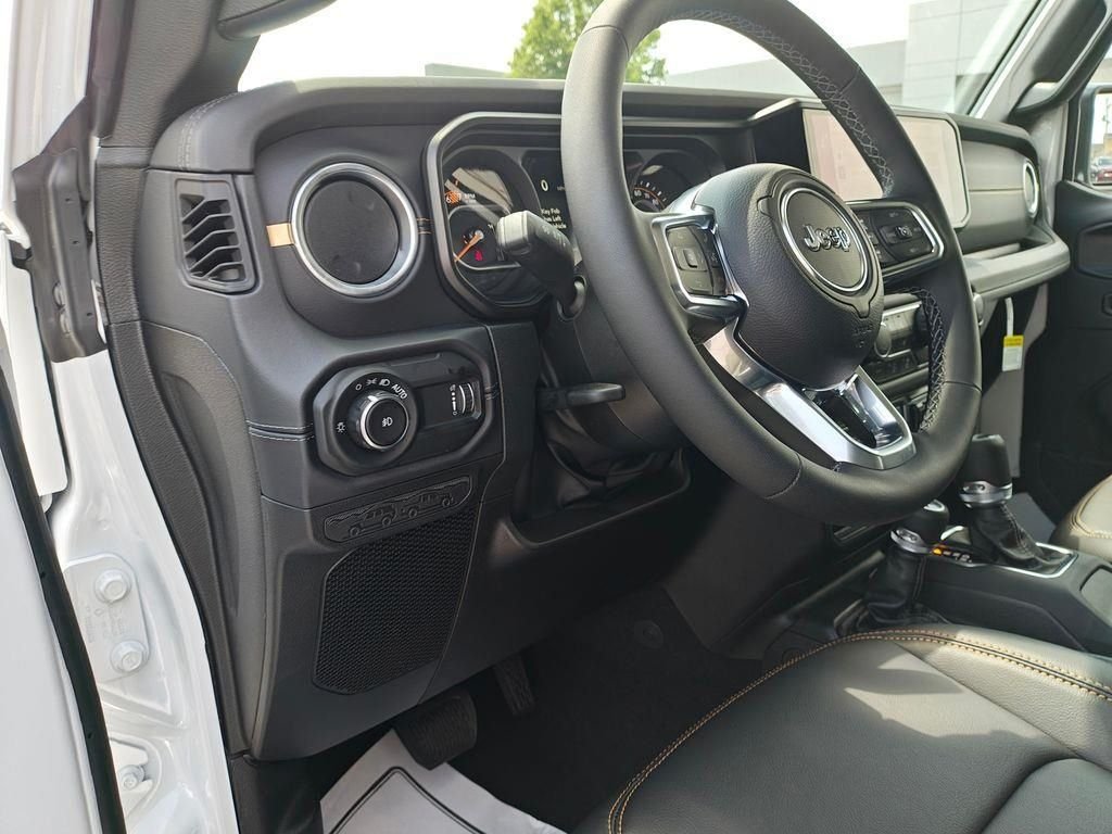 New 2026 Bright White Clear-Coat Exterior Paint Jeep Sahara image 22
