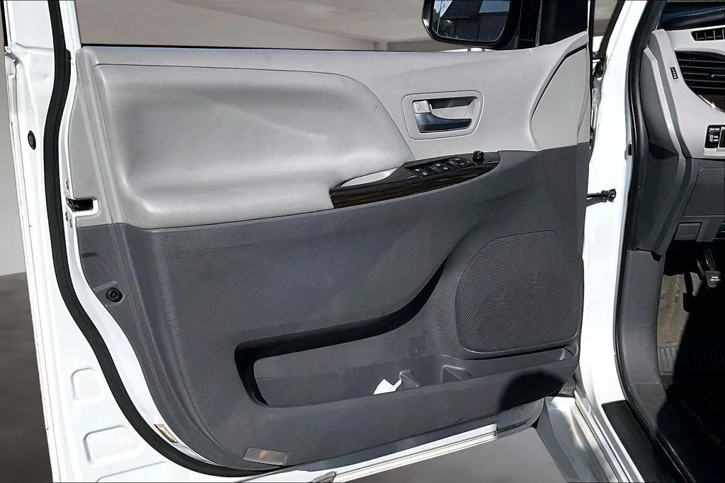 Used 2020 White Toyota XLE Premium image 19