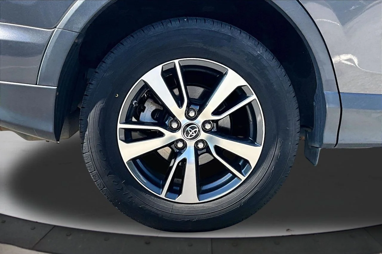 Used 2018 Gray Toyota XLE image 35