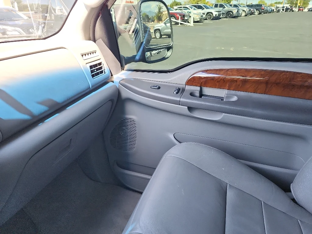 Used 2004 Red Ford  image 21