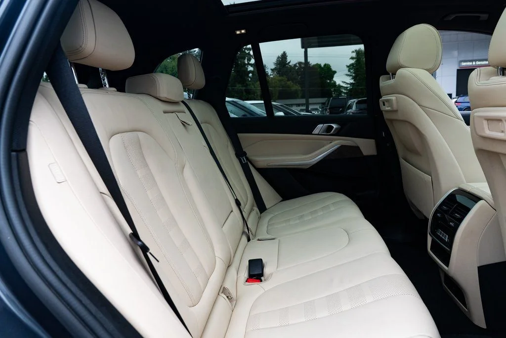 Used 2021 Gray BMW xDrive40i image 22
