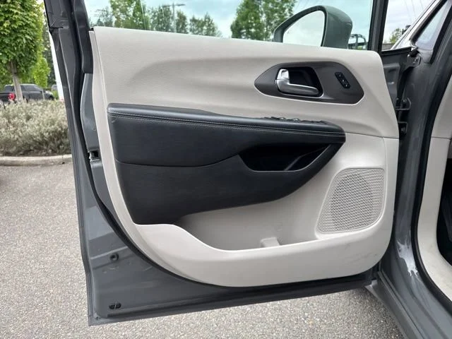 Used 2022 Ceramic Gray Clearcoat Chrysler Touring L image 15