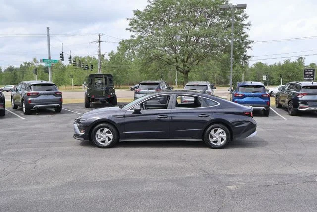 Used 2026 Blue Hyundai SE image 4