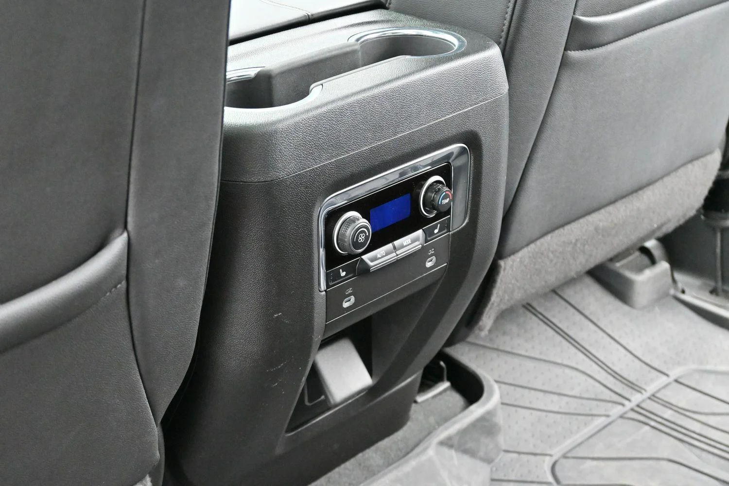 Used 2024 Summit White Chevrolet High Country image 34