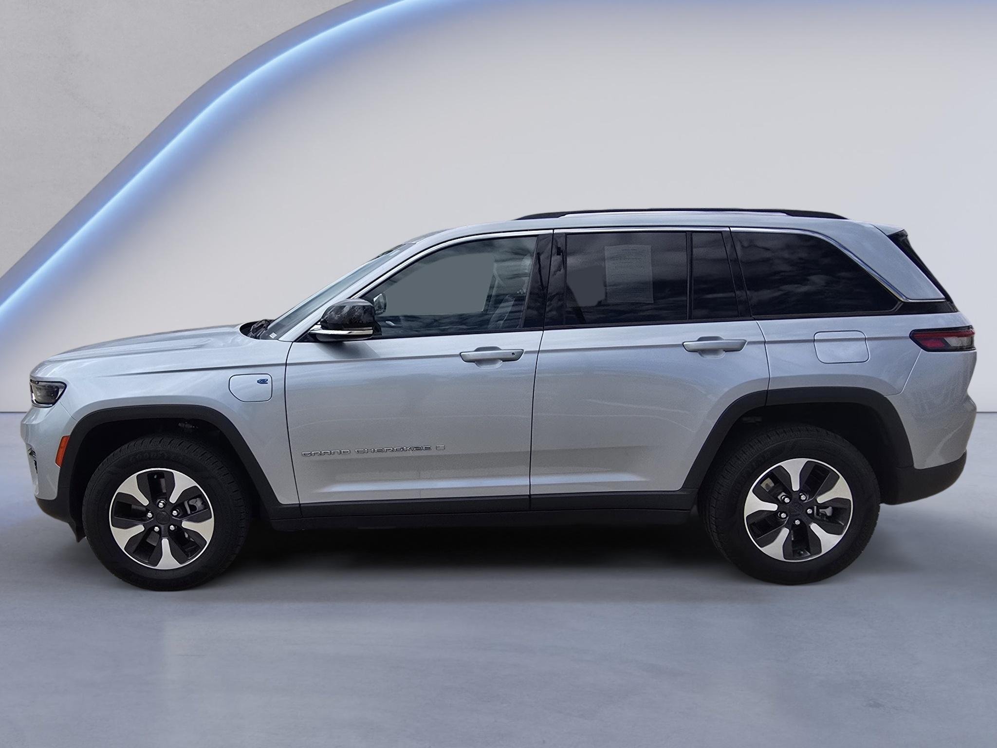 Used 2023 Silver Zynith Jeep 4xe image 2