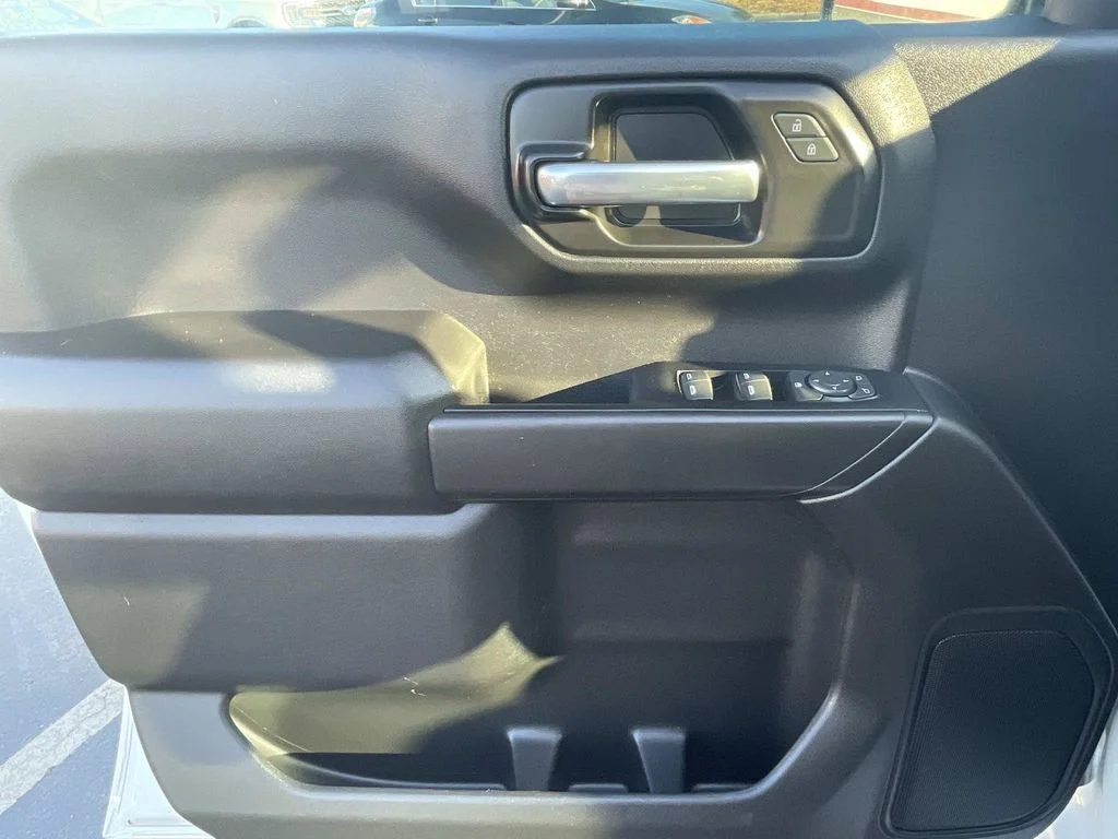 Used 2022 White Chevrolet Custom image 18