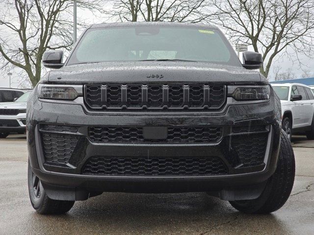 New 2026 Diamond Black Crystal Pearl-Coat Exterior Paint Jeep Laredo Altitude image 3
