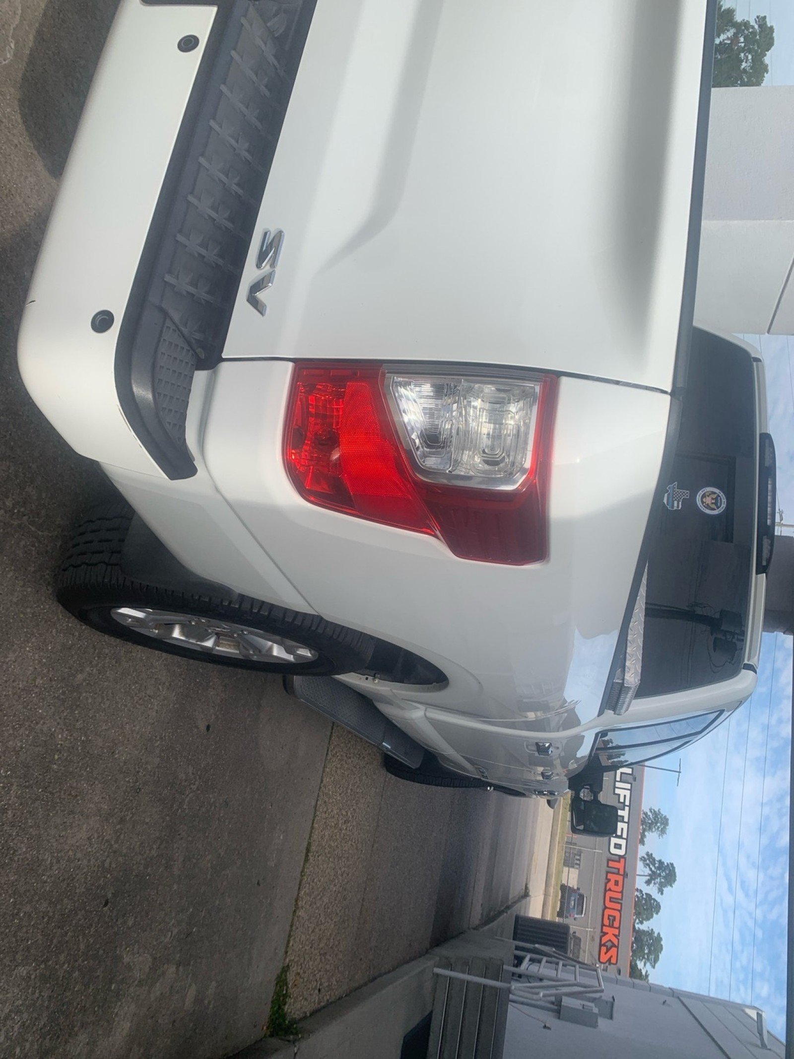 Used 2017 Glacier White Nissan SV image 5
