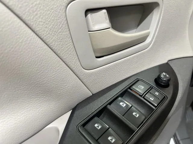 Used 2020  Toyota L image 19