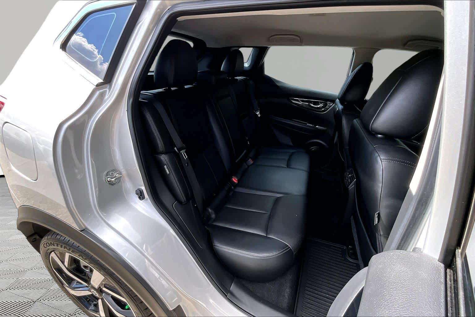 Used 2022 Brilliant Silver Metallic Nissan SL image 20