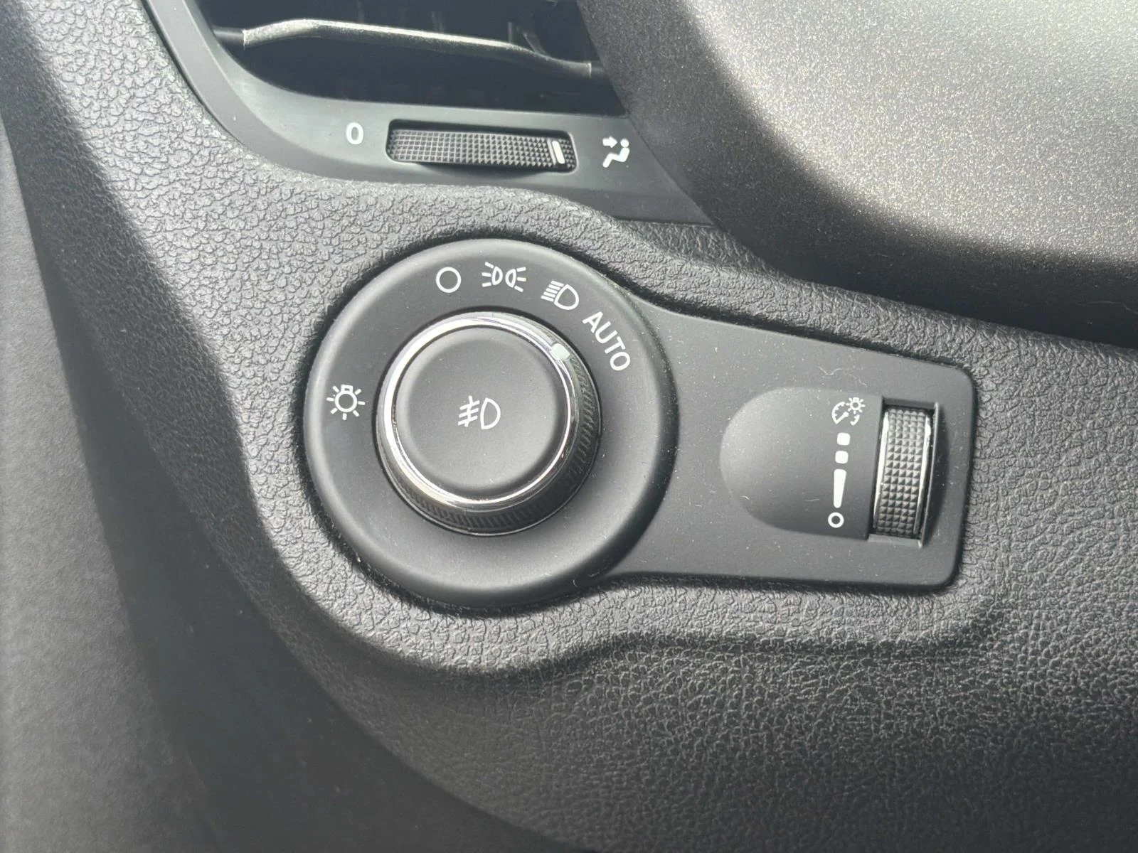 Used 2018 NERO CINEMA (BL FIAT Urbana Edition FWD image 16