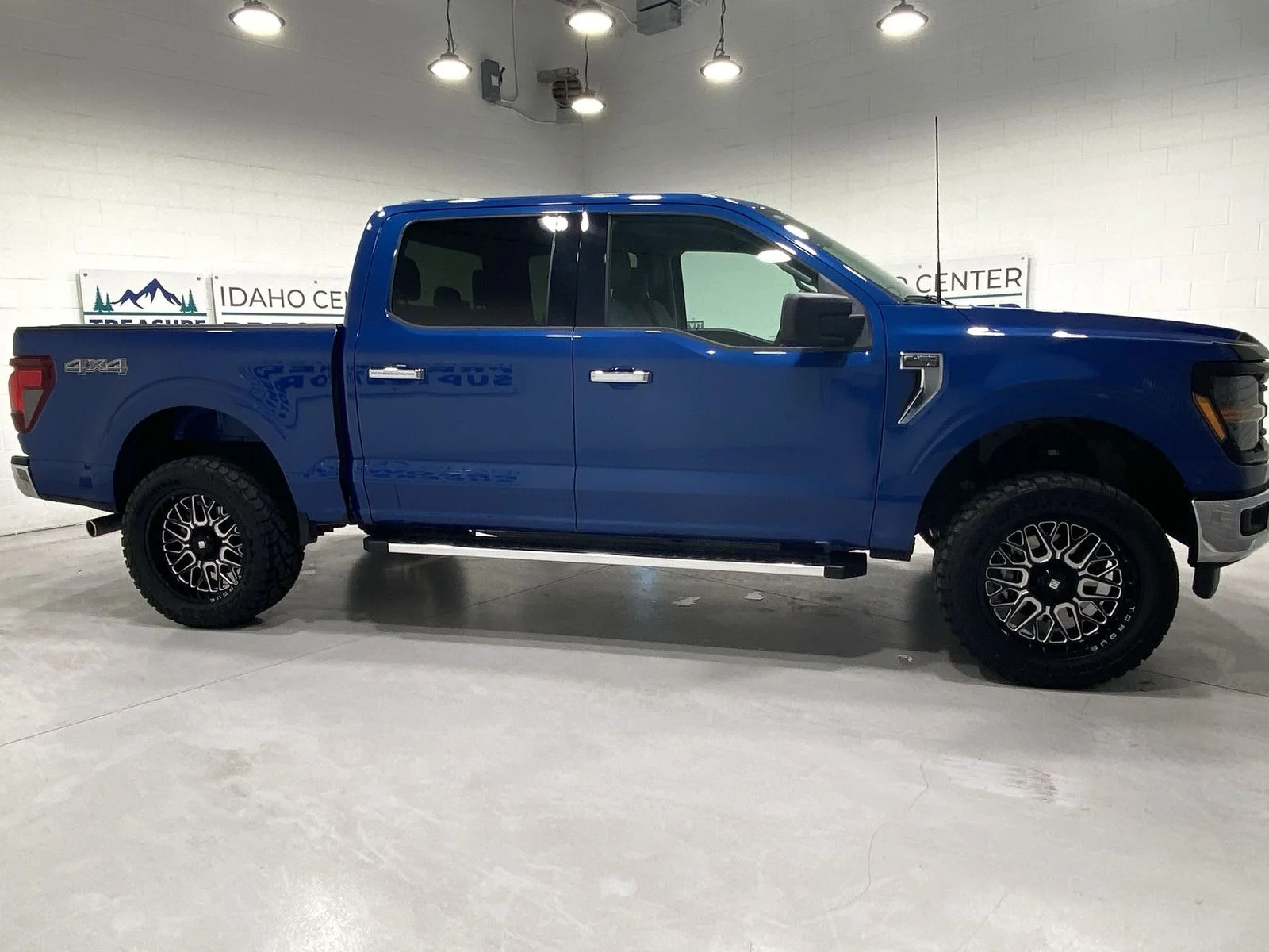 2025 Ford F-150 XLT - Photo 9