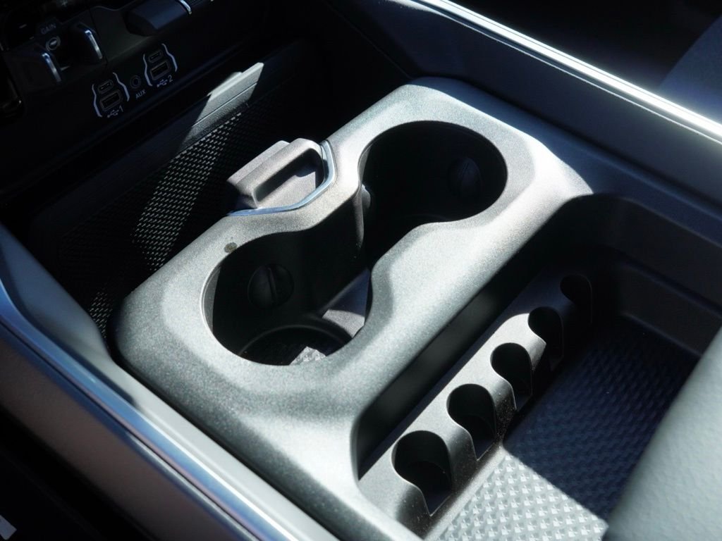 New 2026 Diamond Black Crystal Pearl-Coat Exterior Paint RAM Big Horn Night Edition image 19