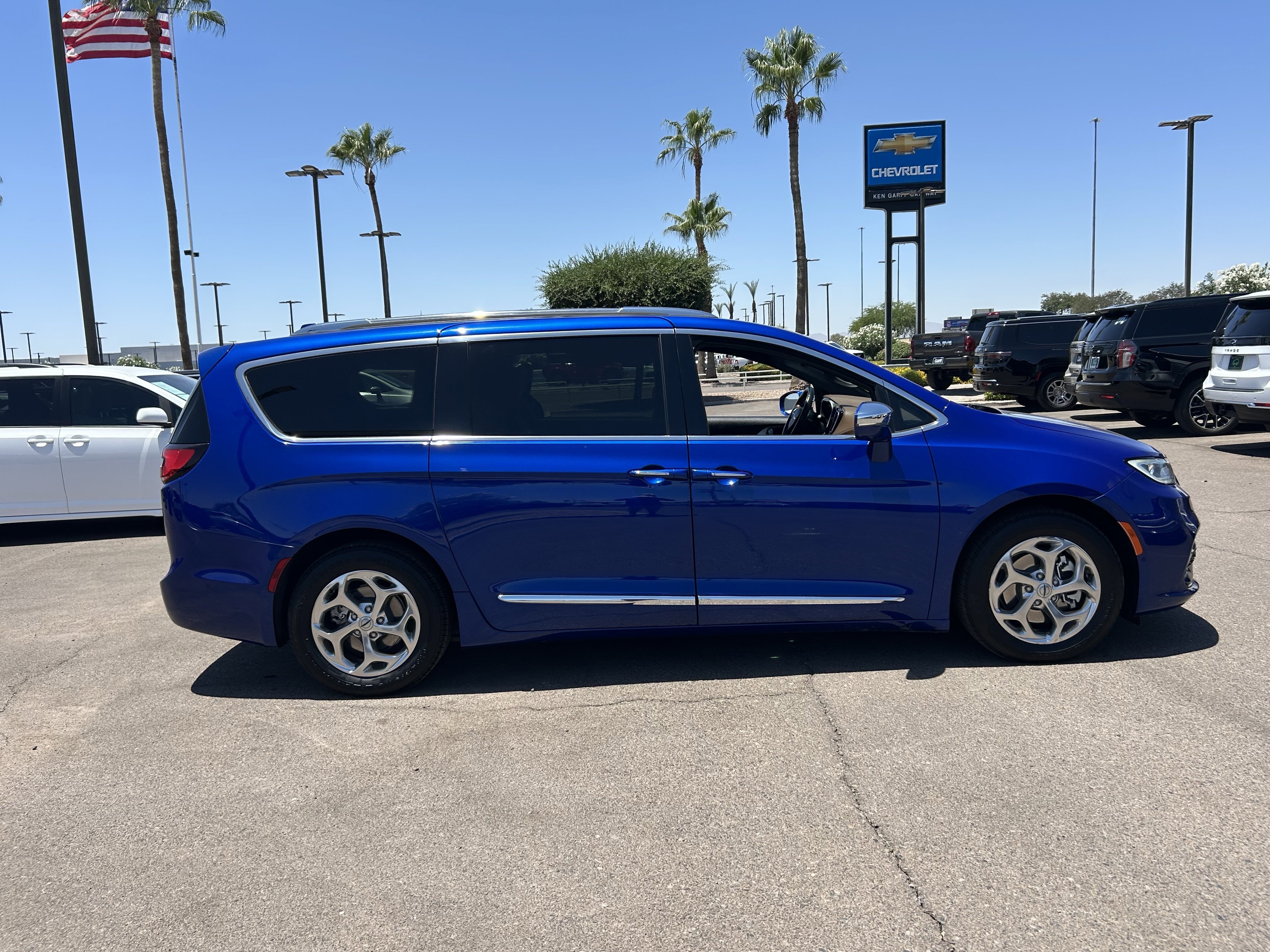 Used 2021 Ocean Blue Metallic Chrysler Hybrid Limited image 7