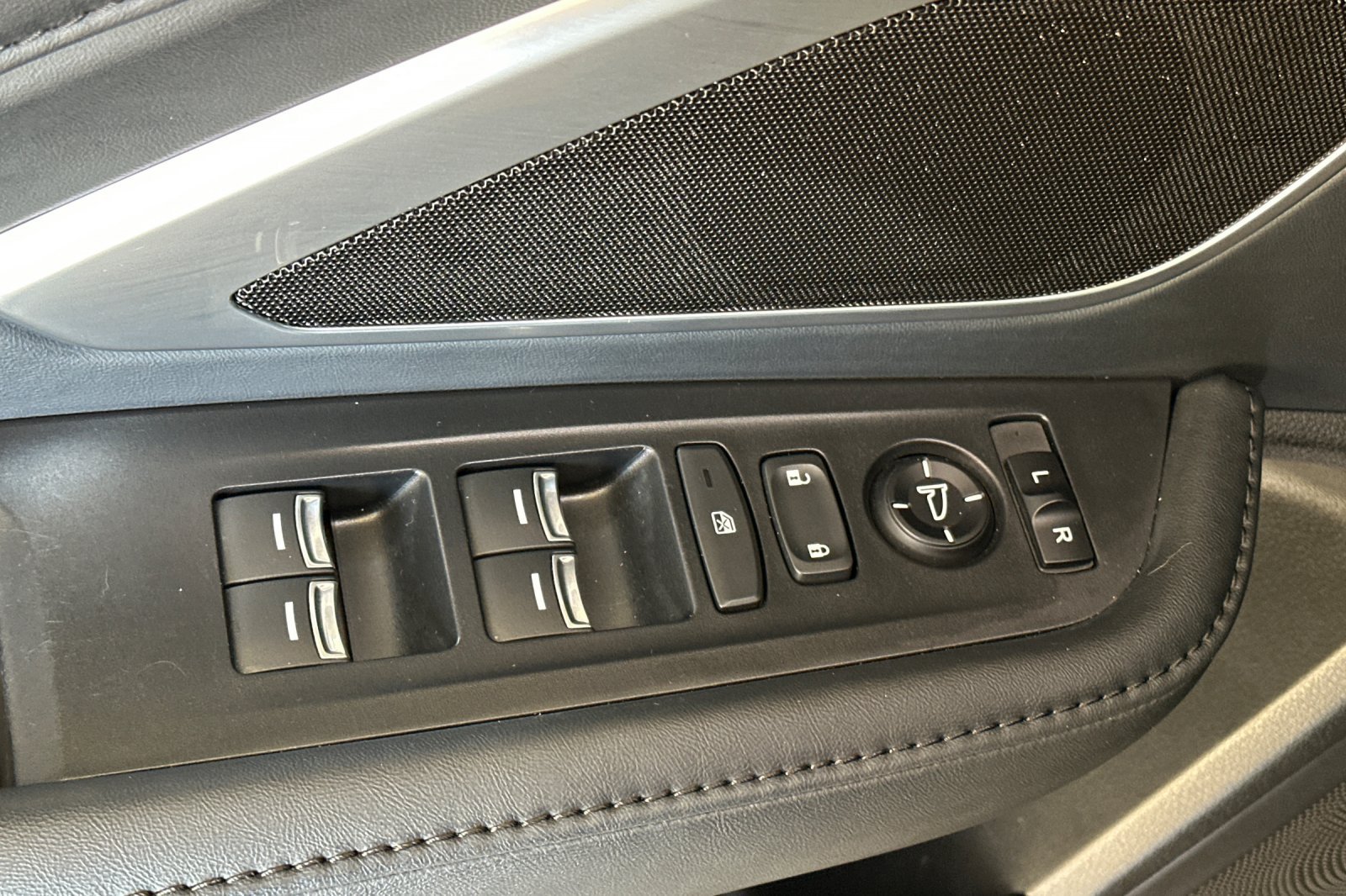 Used 2023  Acura Base image 11