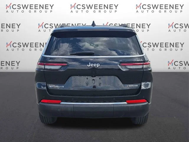 Used 2023  Jeep Laredo image 4