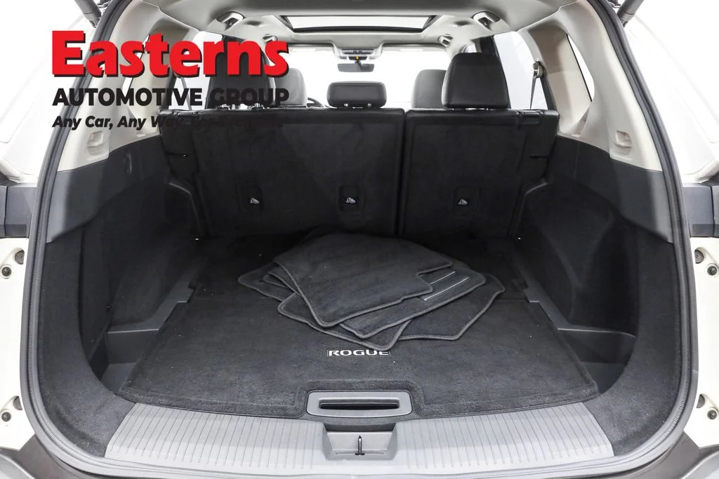 Used 2023 White Nissan SL image 9