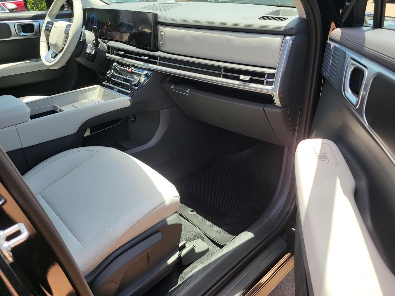 New 2026 Phantom Black Hyundai SE FWD image 8