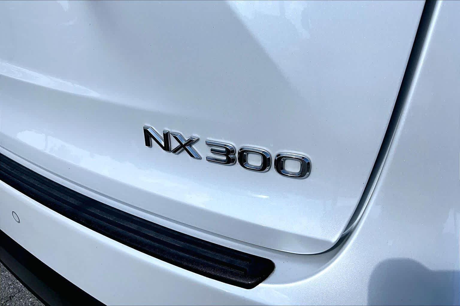 Used 2020 Eminent White Pearl Lexus  image 10