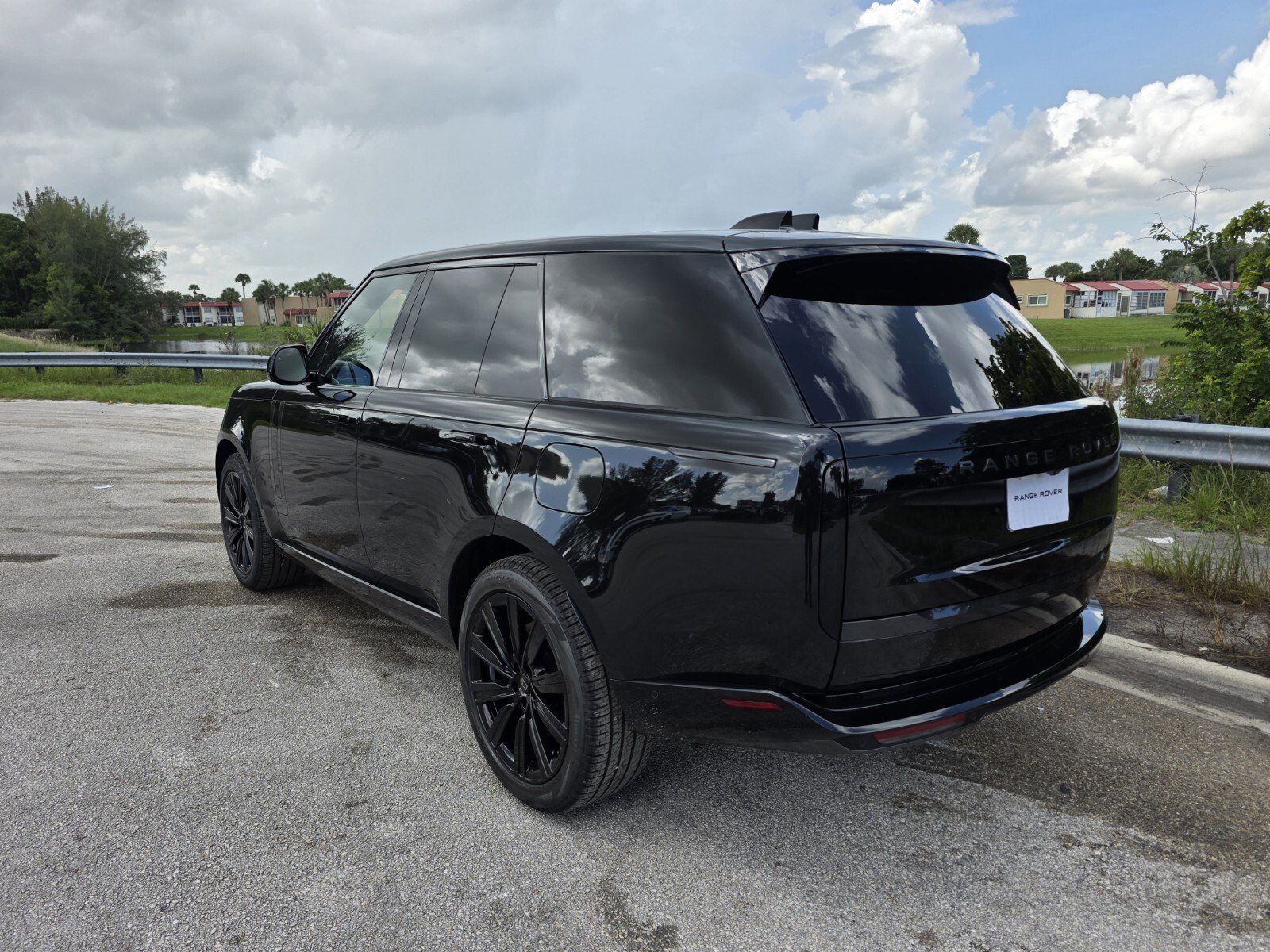 New 2027 Santorini Black Land Rover P550e SE image 2