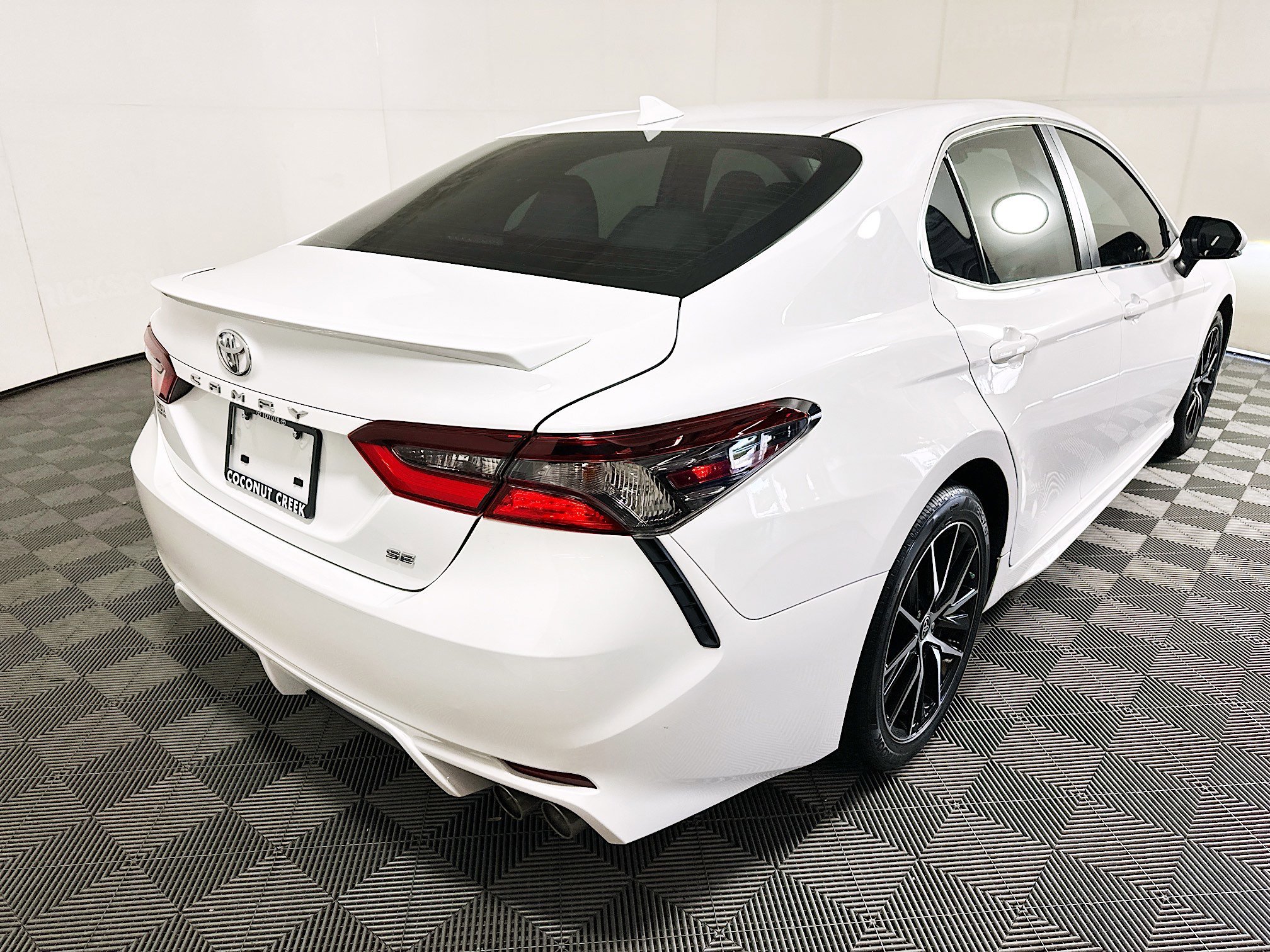 Used 2023 Ice Toyota SE image 3