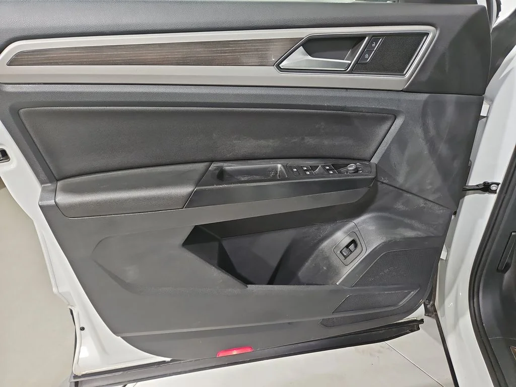 Used 2019 White Volkswagen SEL image 11