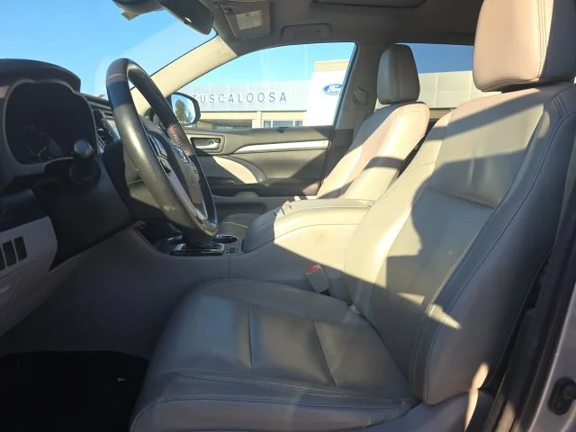 Used 2018 Silver Toyota XLE image 9