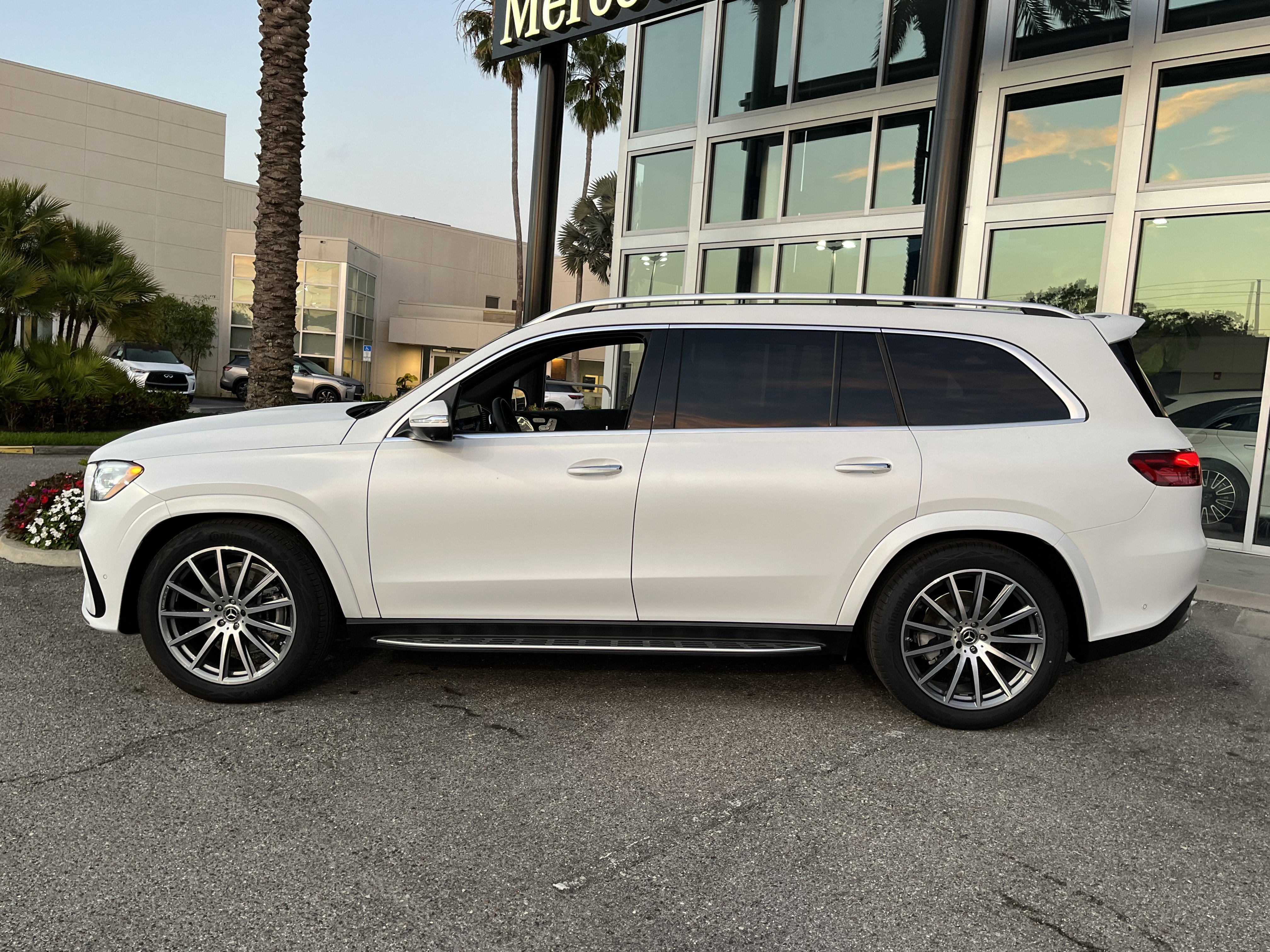 New 2026 MANUFAKTUR Moonlight White Magno Mercedes-Benz GLS 580 image 3
