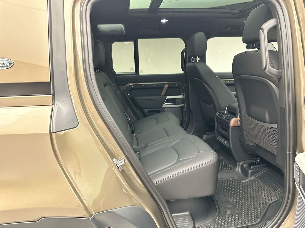 Used 2024  Land Rover S image 4