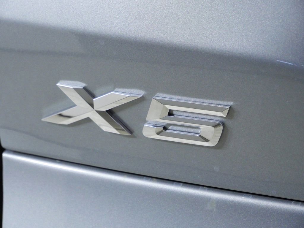 Used 2026 Skyscraper Grey Metallic BMW xDrive40i image 14