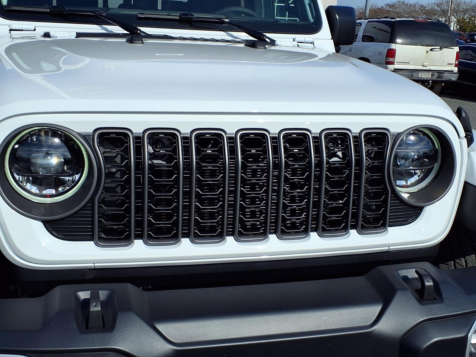 New 2026 Bright White Clear-Coat Exterior Paint Jeep Sahara image 12