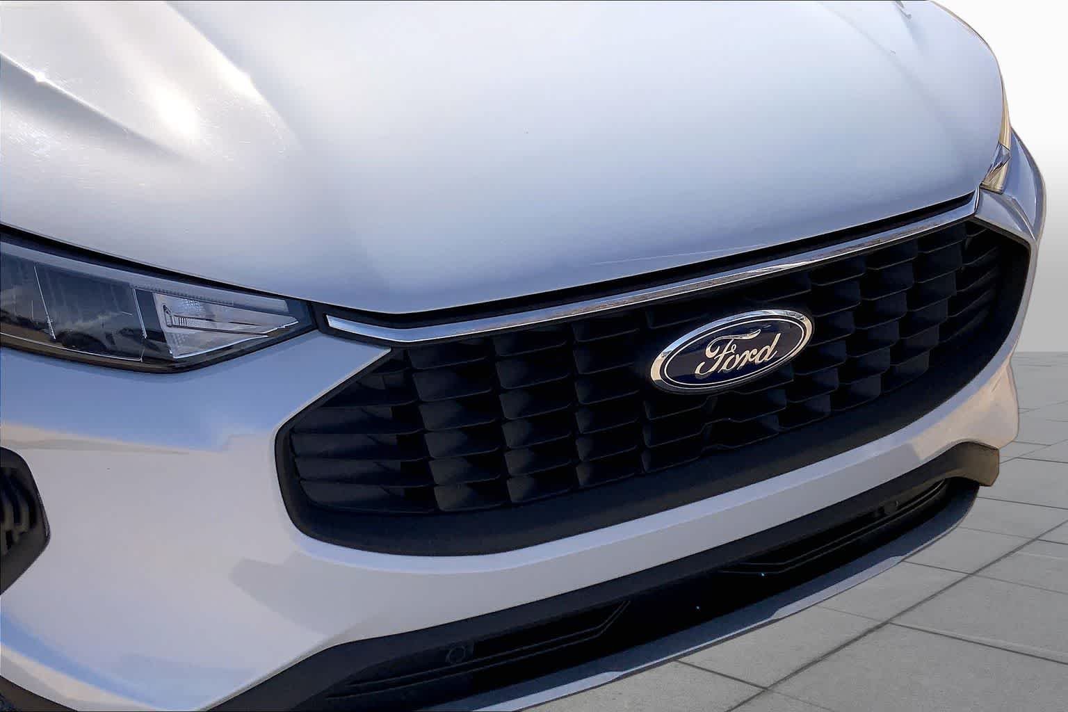 Used 2025 Space Silver Metallic Ford Active image 49