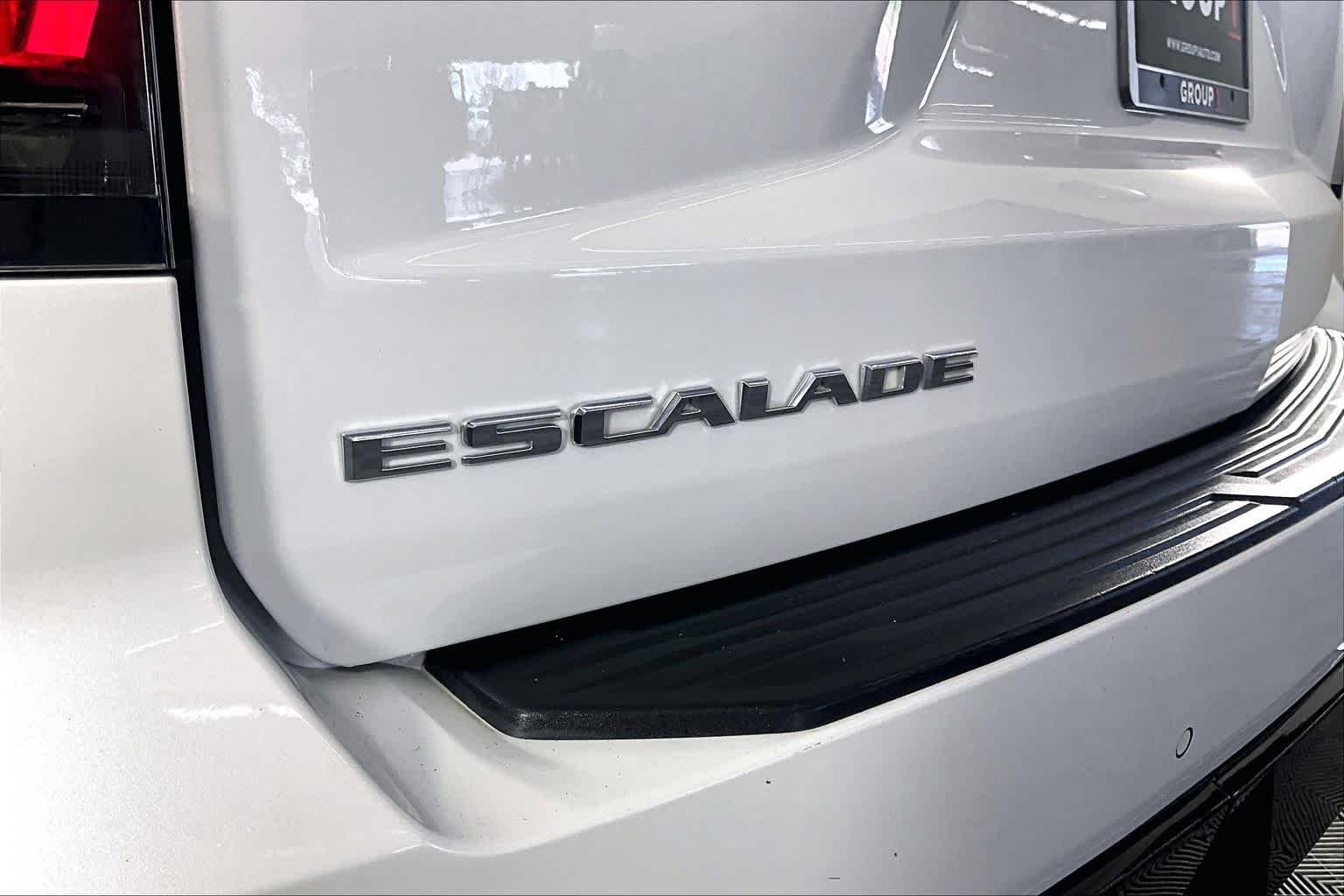 Used 2021 CRYSTAL WHITE TRICOAT Cadillac Sport image 30
