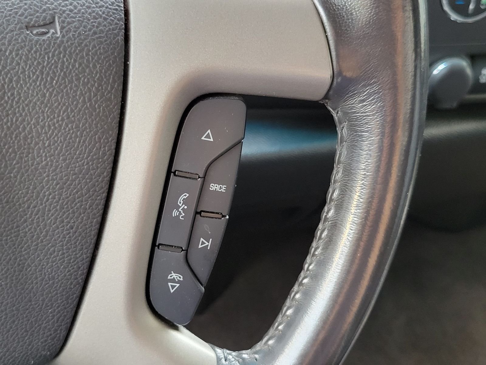 Used 2013 White GMC SLE image 18