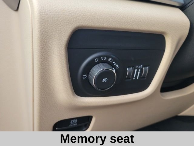 Used 2022 Velvet Jeep Limited image 7