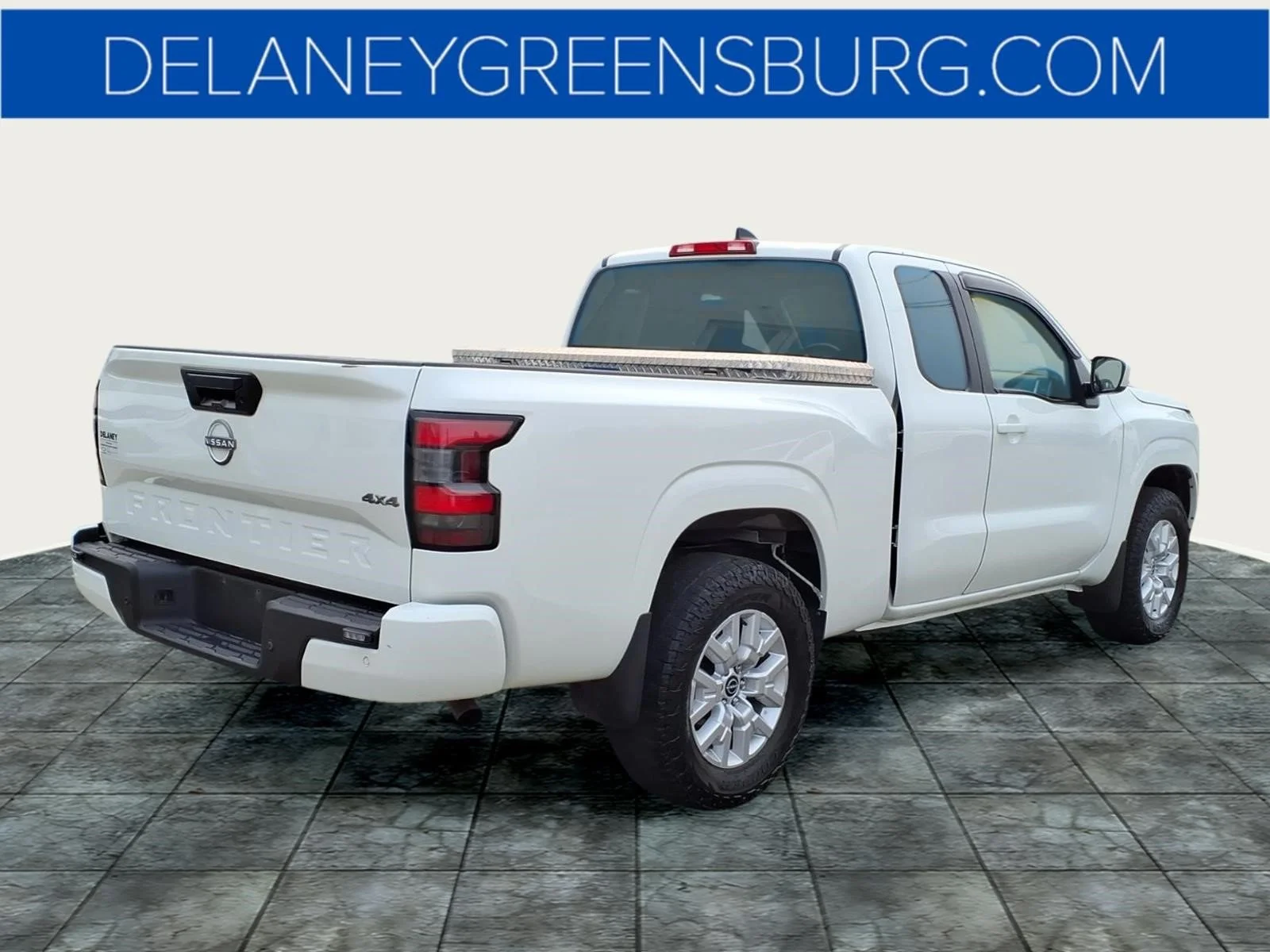 Used 2023 Glacier White Qak Nissan SV image 3