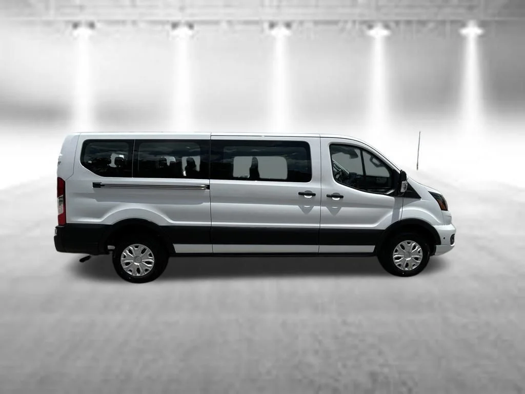 Certified Used 2025 Oxford White Ford XLT image 3