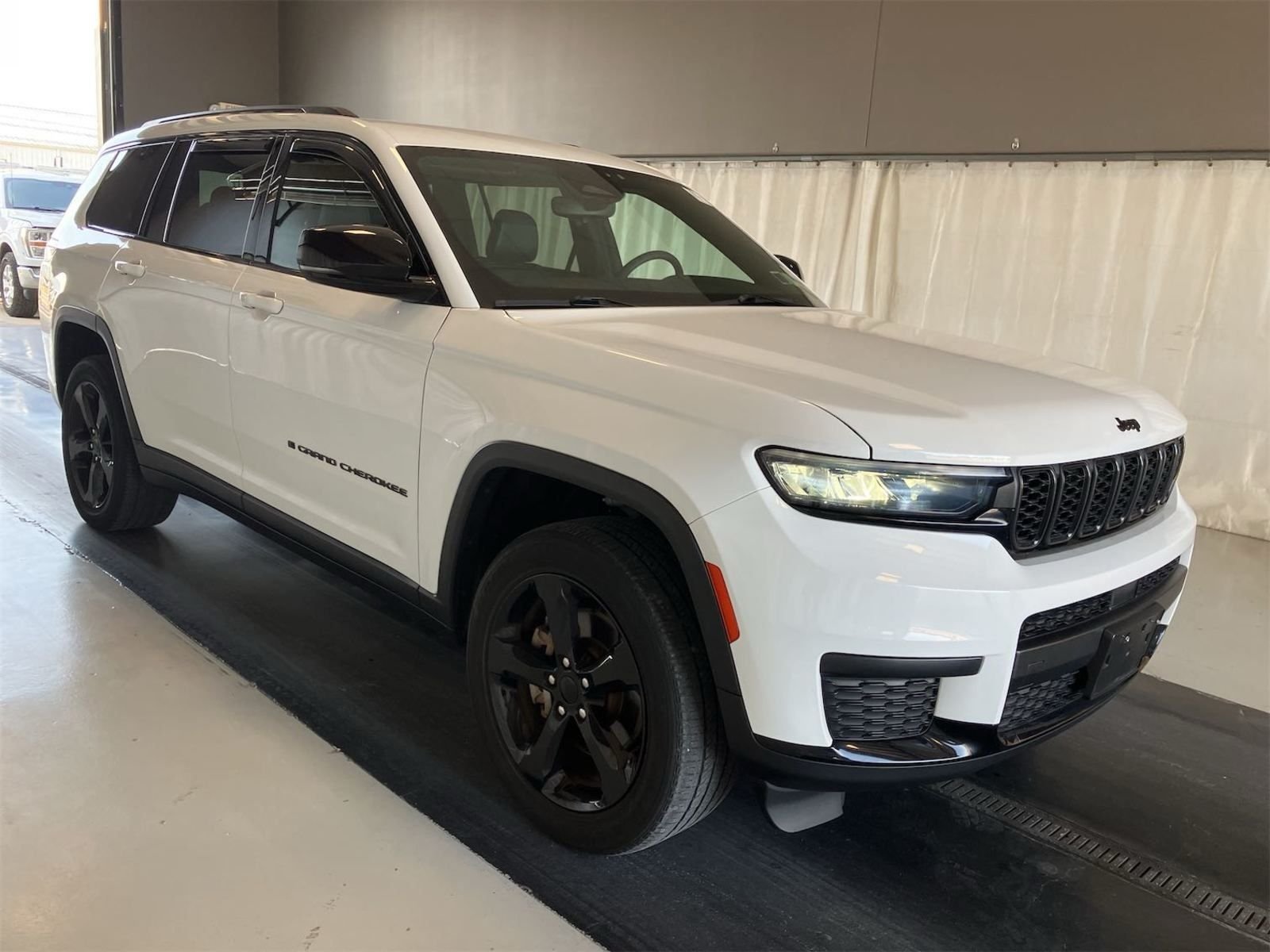 Used 2023 White Jeep Altitude image 1