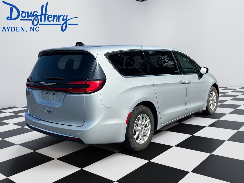 Used 2024 Silver Chrysler Touring L image 5