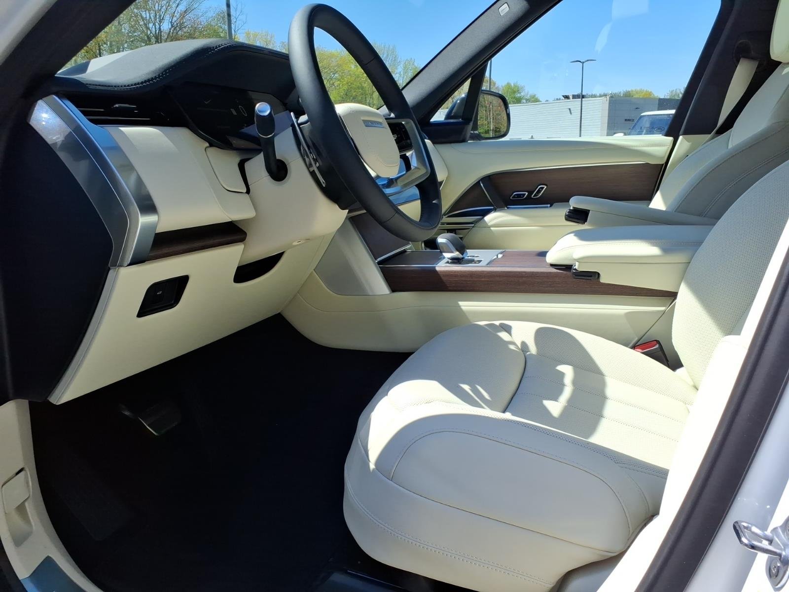 New 2026 Ostuni Pearl White Land Rover SE LWB image 17