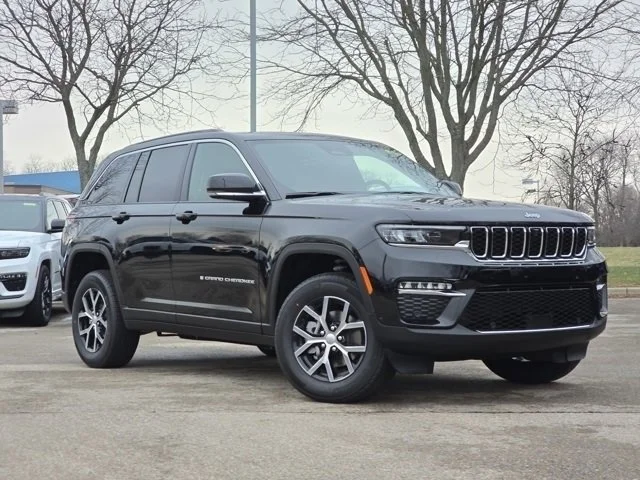 New 2025 Diamond Black Crystal Pearlcoat Jeep Limited image 2