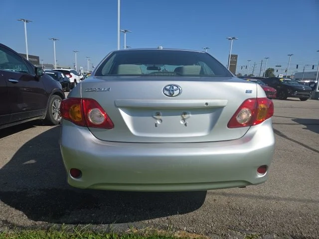 Used 2009 Silver Toyota LE image 3