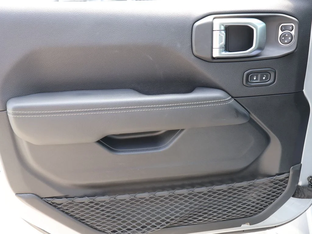 Used 2022 Silver Jeep Overland image 19