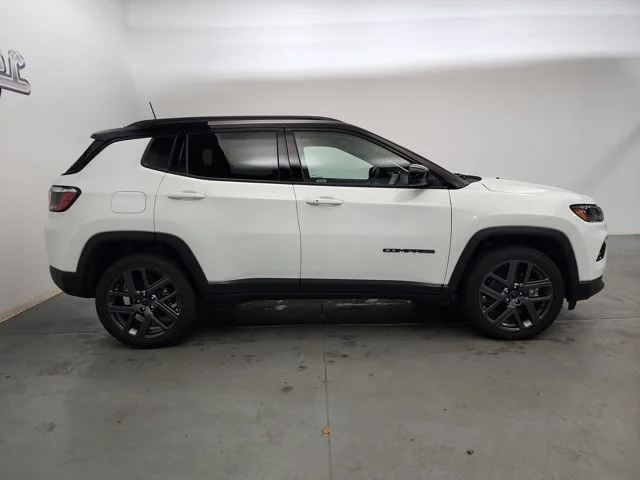New 2026 Bright White Clear-Coat Exterior Paint Jeep Limited image 9